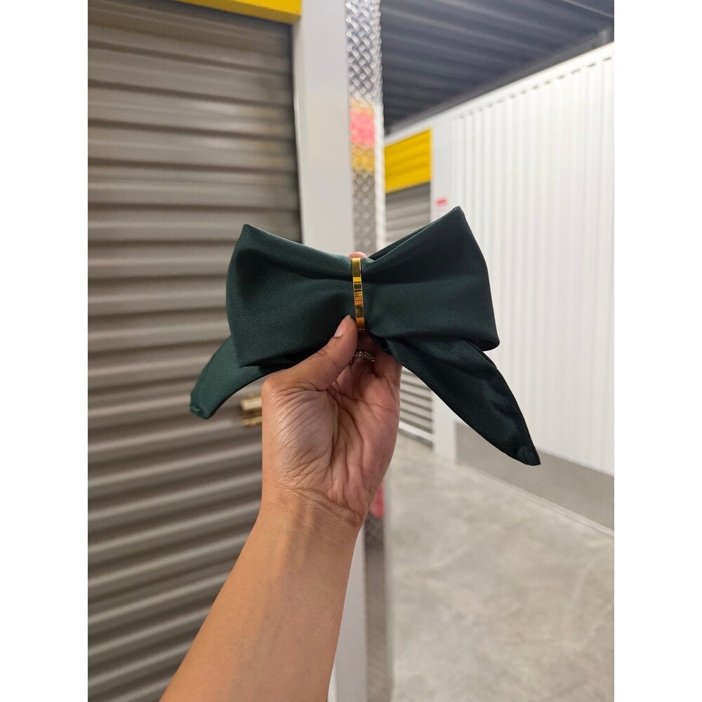 Set of NWOT Emerald Green Cotton Napkins Tied as Bows and Gold Napkin Rings